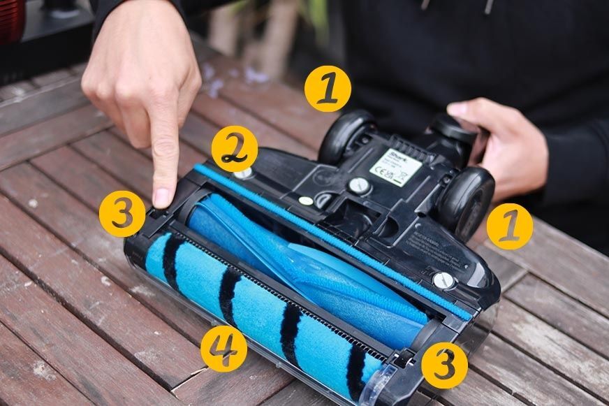 Man sieht die verschiedenen Rollen an der Unterseite des Shark Anti Hair Wrap Flexology.